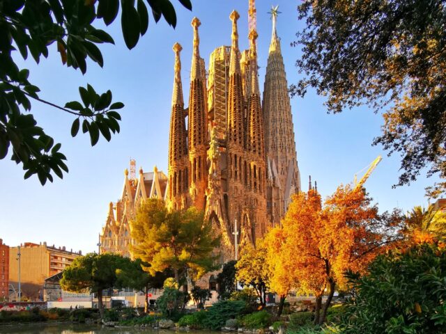 https://www.looklify.com/wp-content/uploads/2024/02/La-Sagrada-Familia-Basilica-in-Barcelona-640x480.jpg